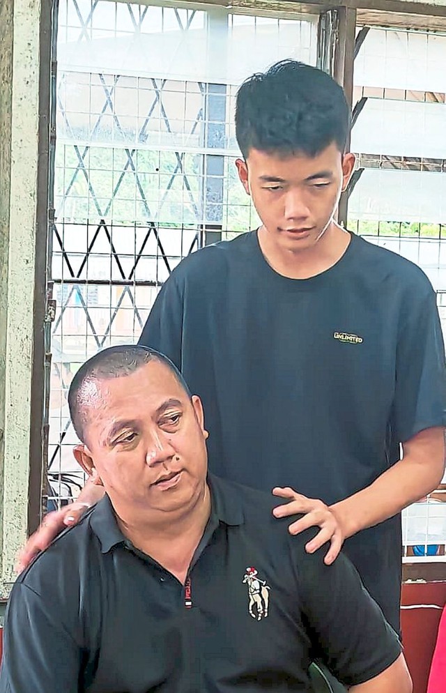 Người đàn ông làm nghề mai táng đau đớn lo liệu cho vợ con mình - Ảnh 2.