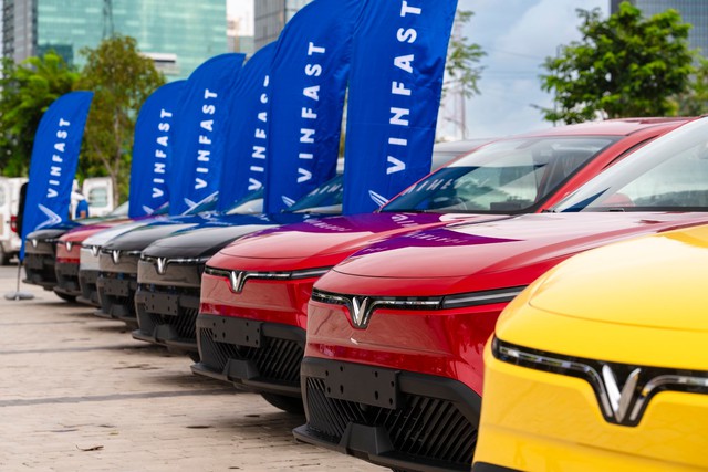 VinFast Limo Green bàn giao ào ạt Nam - Bắc vài trăm xe, 'thế chân vạc' chính thức hình thành - Ảnh 2.