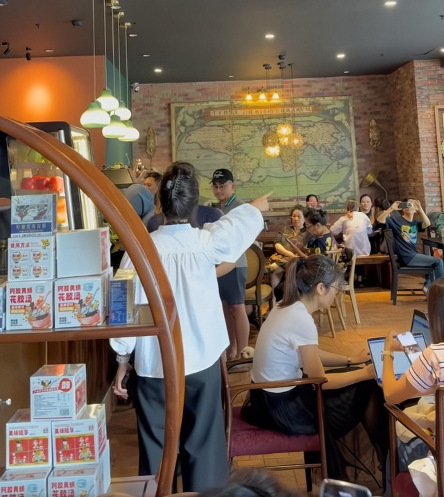 "Tổng tài" đến quán cafe xin lỗi, nói rất ân hận: Phản ứng của mẹ nạn nhân gây chú ý - Ảnh 2.