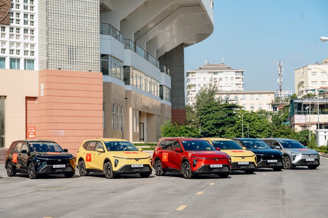 VinFast Limo Green bàn giao ào ạt Nam - Bắc vài trăm xe, 'thế chân vạc' chính thức hình thành - Ảnh 1.