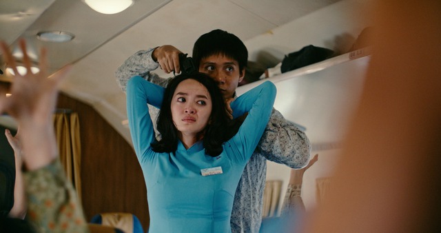 Cơ trưởng cố thủ trong buồng lái, không tặc làm nổ lựu đạn: Máy bay hạ cánh an toàn sau 52 phút 'sinh tử' - Ảnh 2.