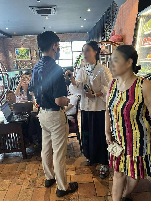 "Tổng tài" đến quán cafe xin lỗi, nói rất ân hận: Phản ứng của mẹ nạn nhân gây chú ý - Ảnh 1.