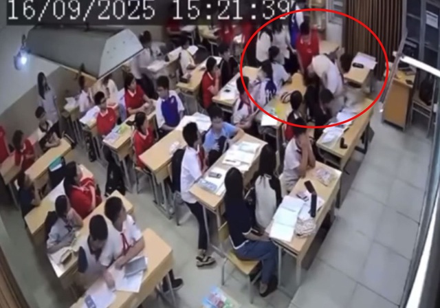 Học sinh lớp 7 t&uacute;m t&oacute;c, x&ocirc; ng&atilde; c&ocirc; gi&aacute;o ngay trong lớp ở H&agrave; Nội: Nguồn cơn kh&ocirc;ng ngờ - Ảnh 1.