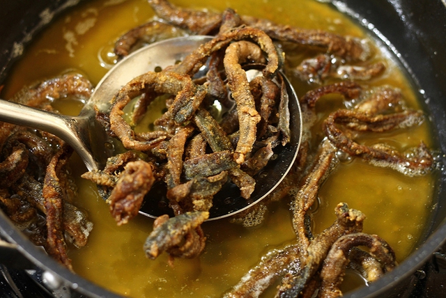 Khách Tây thưởng thức món đặc sản nổi tiếng phố cổ Hà Nội, nhận xét: "Ăn cả ngày cũng không chán!" - Ảnh 3.