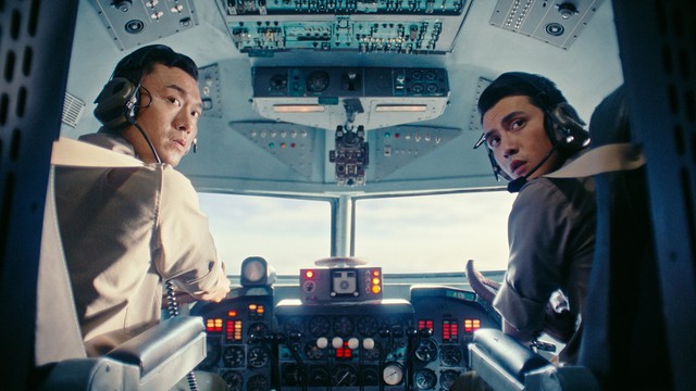 Cơ trưởng cố thủ trong buồng lái, không tặc làm nổ lựu đạn: Máy bay hạ cánh an toàn sau 52 phút 'sinh tử' - Ảnh 4.