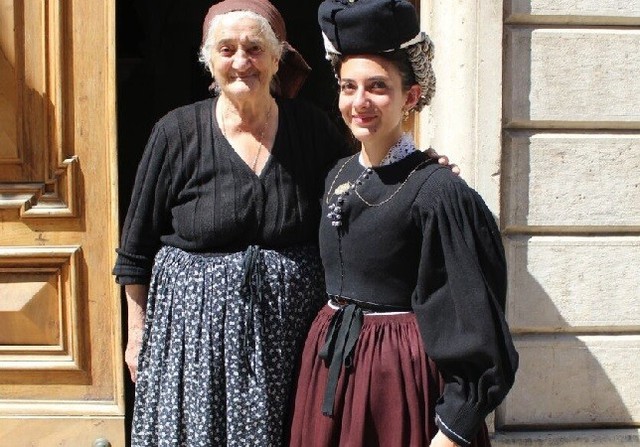 Cụ bà 94 tuổi thu hút lượng lớn du khách vì điều gì?- Ảnh 4.