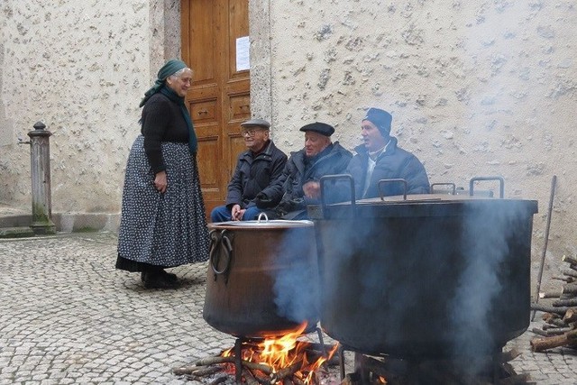Cụ bà 94 tuổi thu hút lượng lớn du khách vì điều gì?- Ảnh 8.