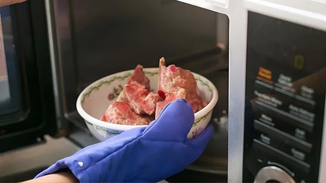 Rã đông thịt bằng lò vi sóng có tốt không? Chuyên gia nói an toàn nếu làm đúng cách - Ảnh 1.