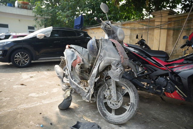 Nhân viên kể phút ô tô húc đổ trụ xăng ở Hà Nội, hoảng loạn thấy lửa bén vào gấu quần - Ảnh 1.