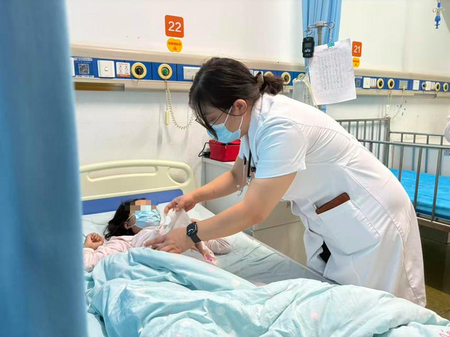 Bé 13 tuổi bất ngờ bị suy thận, suy tim: Bố mẹ bật khóc, hối hận vì không làm điều này sớm hơn- Ảnh 1.