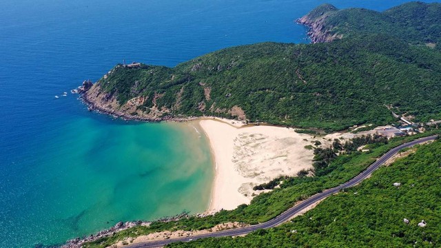 Bãi biển hoang sơ nhiều người chưa biết, gần nơi "đón bình minh đầu tiên ở Việt Nam": Có biển cấm tắm- Ảnh 2. Bãi biển hoang sơ nhiều người chưa biết, gần nơi "đón bình minh đầu tiên ở Việt Nam": Có biển cấm tắm- Ảnh 2.