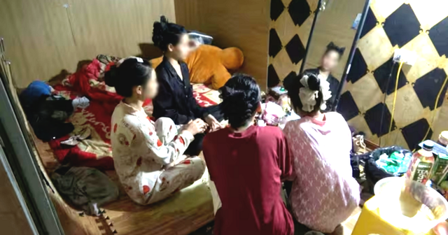 Ập vào karaoke Ruby, công an bắt khẩn cấp 5 thiếu nữ- Ảnh 1. Ập vào karaoke Ruby, công an bắt khẩn cấp 5 thiếu nữ- Ảnh 1.