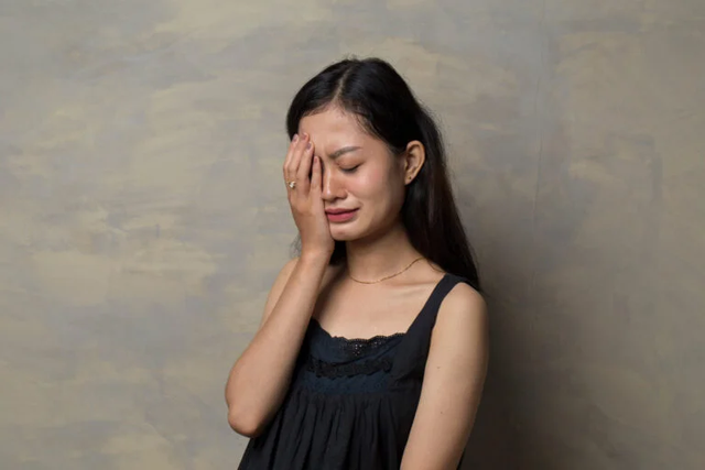 Chồng gặp tai nạn rồi qua đời, đứng bên ngoài nhà xác vợ phát hiện bí mật gây sốc trong chiếc điện thoại- Ảnh 1.