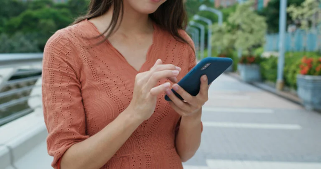 Chồng gặp tai nạn rồi qua đời, đứng bên ngoài nhà xác vợ phát hiện bí mật gây sốc trong chiếc điện thoại- Ảnh 2.