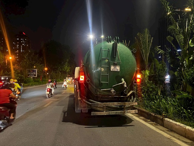 3 lực lượng luôn âm thầm bảo vệ Tô Lịch, kể cả khi dòng sông đã hồi sinh- Ảnh 3. 3 lực lượng luôn âm thầm bảo vệ Tô Lịch, kể cả khi dòng sông đã hồi sinh- Ảnh 3.