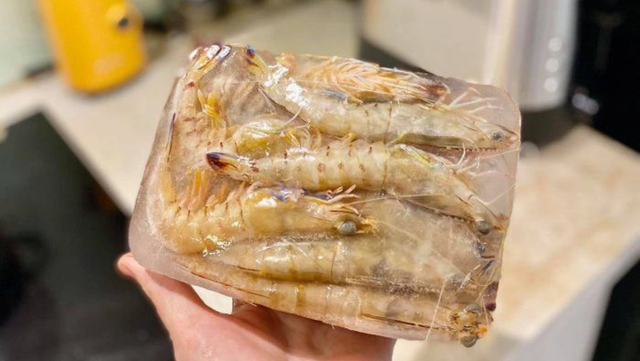 Rã đông tôm mà ngâm vào bát nước là sai lầm: Chủ cửa hàng hải sản dạy một mẹo cực nhanh, chưa đến 5 phút- Ảnh 1.