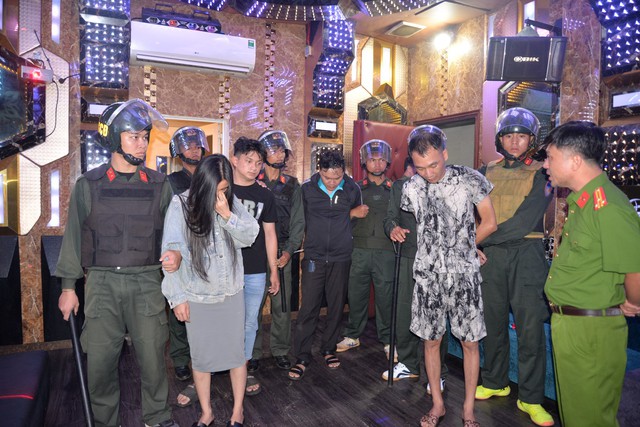 Vụ hơn 300 cảnh sát đồng loạt khám xét nhiều địa điểm: Bắt tạm giam Nguyễn Võ Tùng Lâm- Ảnh 2. Vụ hơn 300 cảnh sát đồng loạt khám xét nhiều địa điểm: Bắt tạm giam Nguyễn Võ Tùng Lâm- Ảnh 2.