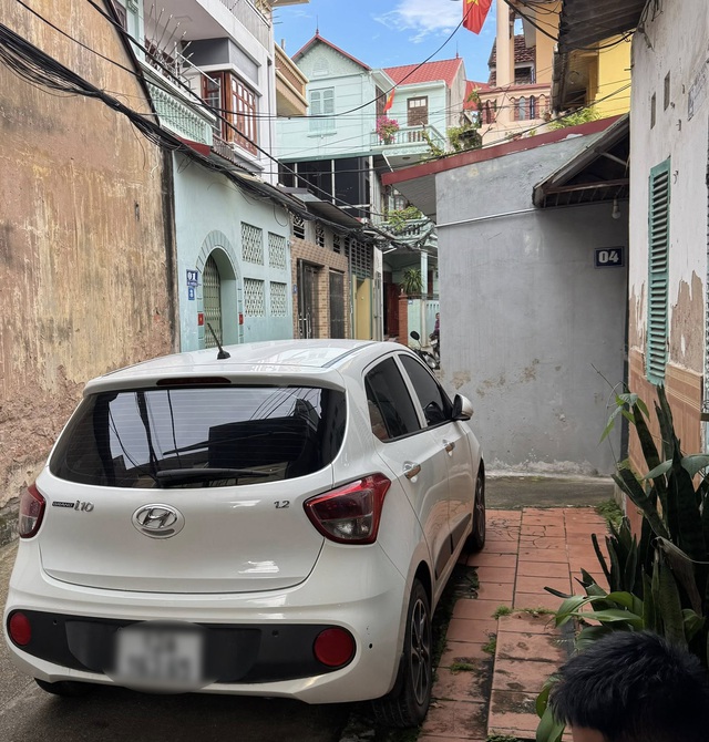 Xôn xao clip người phụ nữ phản ứng gay gắt khi bị nhắc chuyện đỗ xe: Trưởng Công an phường lên tiếng- Ảnh 2. Xôn xao clip người phụ nữ phản ứng gay gắt khi bị nhắc chuyện đỗ xe: Trưởng Công an phường lên tiếng- Ảnh 2.