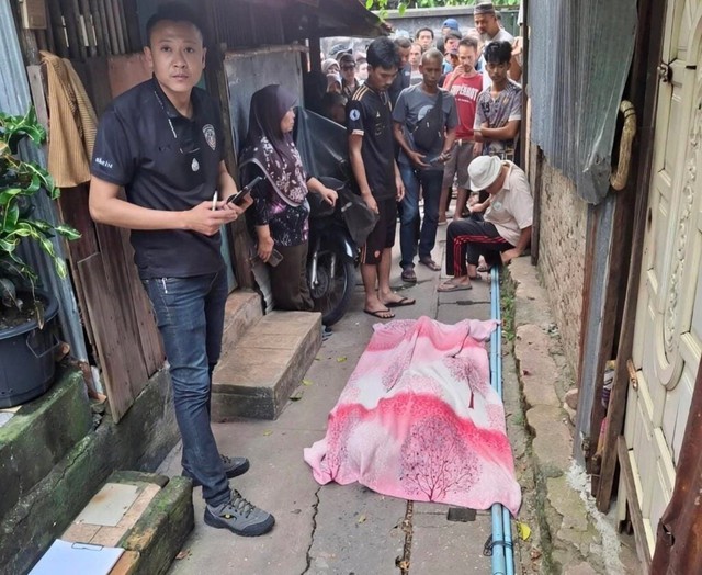 Sàm sỡ bé gái, bị bố nạn nhân chất vấn, người đàn ông giật lấy súng rồi bắn tử vong đối phương- Ảnh 1.