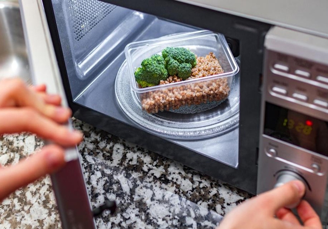 Nhắc nhở lần cuối: 4 kiểu d&ugrave;ng l&ograve; vi s&oacute;ng như "bơm độc" v&agrave;o thức ăn, lười mấy cũng phải bỏ!- Ảnh 2.