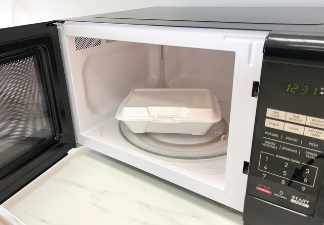 Nhắc nhở lần cuối: 4 kiểu d&ugrave;ng l&ograve; vi s&oacute;ng như "bơm độc" v&agrave;o thức ăn, lười mấy cũng phải bỏ!- Ảnh 1.