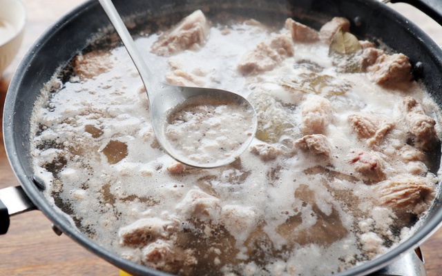 Khi nào nên, khi nào không nên vớt bọt nổi lên lúc luộc thịt? Chuyện đơn giản nhưng nhiều người làm sai- Ảnh 2. Khi nào nên, khi nào không nên vớt bọt nổi lên lúc luộc thịt? Chuyện đơn giản nhưng nhiều người làm sai- Ảnh 2.