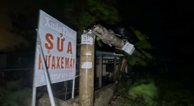 B&atilde;o số 10 với sức gi&oacute; kinh ho&agrave;ng đ&atilde; đổ bộ v&agrave;o đất liền: Mưa rất to, h&agrave;ng loạt nh&agrave; d&acirc;n bị sập, tốc m&aacute;i- Ảnh 4.