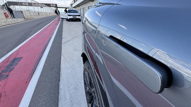 Quy định mới của Trung Quốc khiến hàng loạt ông lớn Mercedes, Tesla, và Land Rover 'đau đầu'?- Ảnh 1.