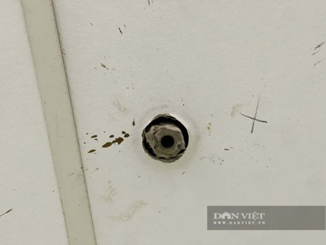 Vụ bé trai ném dép làm hỏng 2 thang máy: Nhân chứng ngửi thấy mùi khét nồng nặc, cư dân nỗ lực tát nước- Ảnh 2. Vụ bé trai ném dép làm hỏng 2 thang máy: Nhân chứng ngửi thấy mùi khét nồng nặc, cư dân nỗ lực tát nước- Ảnh 2.