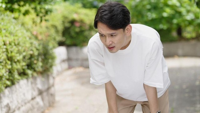 Khi mỡ máu tăng cao, cơ thể sẽ xuất hiện 4 bất thường khi đi bộ: Nhiều người bỏ qua- Ảnh 2.