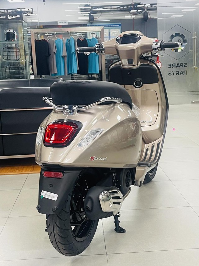 Vừa về đại lý lô xe tay ga Ý màu độc lạ giá ưu đãi, ngập công nghệ: Chìa thông minh mở cốp từ xa như ô tô- Ảnh 5. Vừa về đại lý lô xe tay ga Ý màu độc lạ giá ưu đãi, ngập công nghệ: Chìa thông minh mở cốp từ xa như ô tô- Ảnh 5.