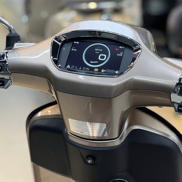 Vừa về đại lý lô xe tay ga Ý màu độc lạ giá ưu đãi, ngập công nghệ: Chìa thông minh mở cốp từ xa như ô tô- Ảnh 2. Vừa về đại lý lô xe tay ga Ý màu độc lạ giá ưu đãi, ngập công nghệ: Chìa thông minh mở cốp từ xa như ô tô- Ảnh 2.