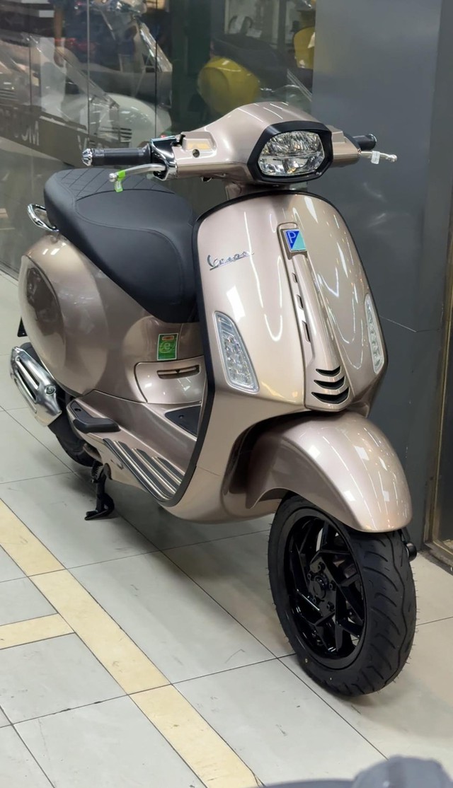 Vừa về đại lý lô xe tay ga Ý màu độc lạ giá ưu đãi, ngập công nghệ: Chìa thông minh mở cốp từ xa như ô tô- Ảnh 1. Vừa về đại lý lô xe tay ga Ý màu độc lạ giá ưu đãi, ngập công nghệ: Chìa thông minh mở cốp từ xa như ô tô- Ảnh 1.