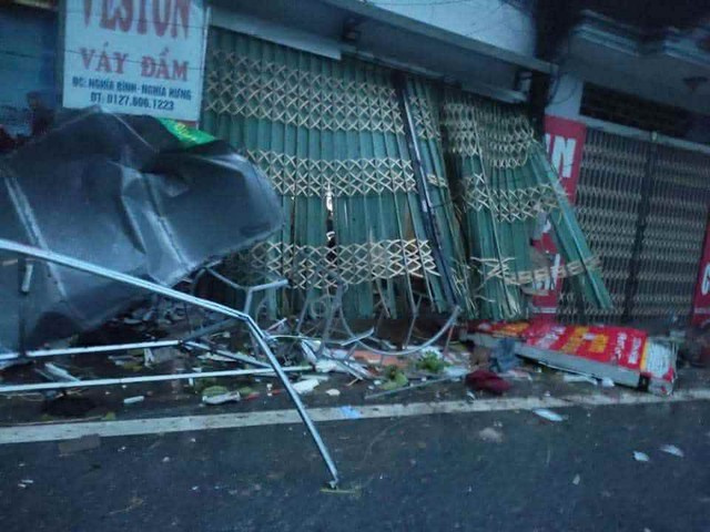 Clip: Cơn giông lốc kinh hoàng bất ngờ quét qua Ninh Bình khiến 7 người chết- Ảnh 1.