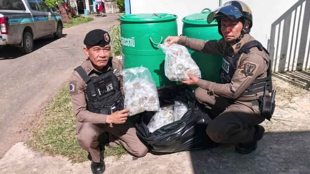 Nh&igrave;n thấy 16 chiếc t&uacute;i nilon ở trước nh&agrave;, người phụ nữ nhanh ch&oacute;ng c&ugrave;ng chồng th&ocirc;ng b&aacute;o với ch&iacute;nh quyền- Ảnh 1.