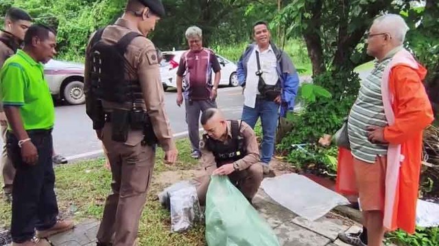 Nh&igrave;n thấy 16 chiếc t&uacute;i nilon ở trước nh&agrave;, người phụ nữ nhanh ch&oacute;ng c&ugrave;ng chồng th&ocirc;ng b&aacute;o với ch&iacute;nh quyền- Ảnh 2.