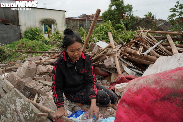 Đau x&oacute;t cảnh con trai kh&oacute;c nghẹn b&ecirc;n ng&ocirc;i nh&agrave; đổ sập ở Ninh B&igrave;nh: Mẹ bị mảng tường đ&egrave; v&agrave;o khi đang ngủ- Ảnh 2.