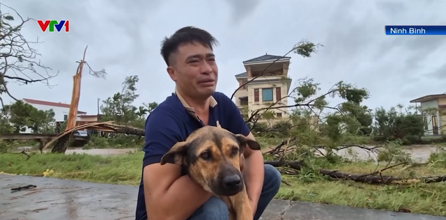 Đau x&oacute;t cảnh con trai kh&oacute;c nghẹn b&ecirc;n ng&ocirc;i nh&agrave; đổ sập ở Ninh B&igrave;nh: Mẹ bị mảng tường đ&egrave; v&agrave;o khi đang ngủ- Ảnh 1.