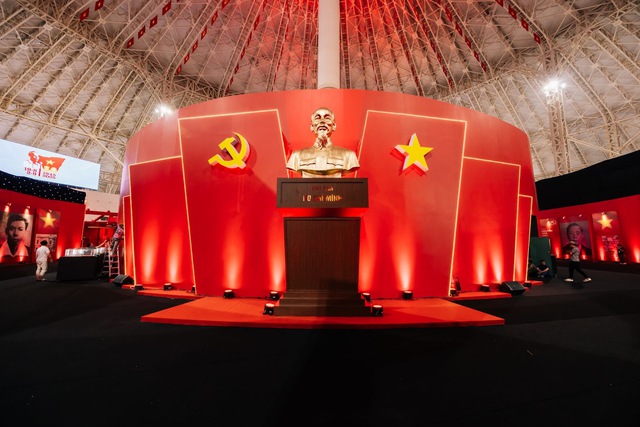 Triển lãm “95 năm Cờ Đảng soi đường” tự hào kết nối triệu trái tim Việt qua công nghệ 3D - Ảnh 2.