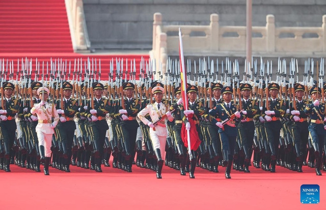 Diễu binh Trung Quốc phô diễn sức mạnh quân sự tại Quảng trường Thiên An Môn - Ảnh 7. Diễu binh Trung Quốc phô diễn sức mạnh quân sự tại Quảng trường Thiên An Môn - Ảnh 7.