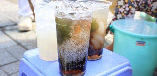 Khách Tây trầm trồ trước 5 món đồ uống bình dân, giá rẻ, bán đầy vỉa hè: "Chỉ có thể tìm thấy ở Việt Nam!"- Ảnh 2. Khách Tây trầm trồ trước 5 món đồ uống bình dân, giá rẻ, bán đầy vỉa hè: "Chỉ có thể tìm thấy ở Việt Nam!"- Ảnh 2.