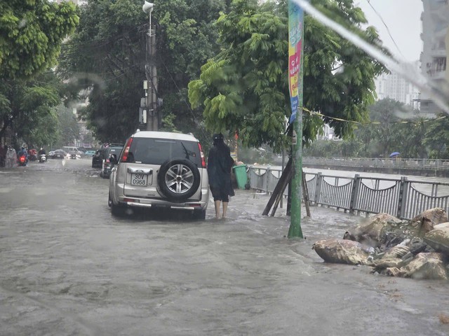Clip khắp đường phố Hà Nội ngập như sông, nước ngang người, ô tô đang đi chết máy nổi lềnh bềnh- Ảnh 4.