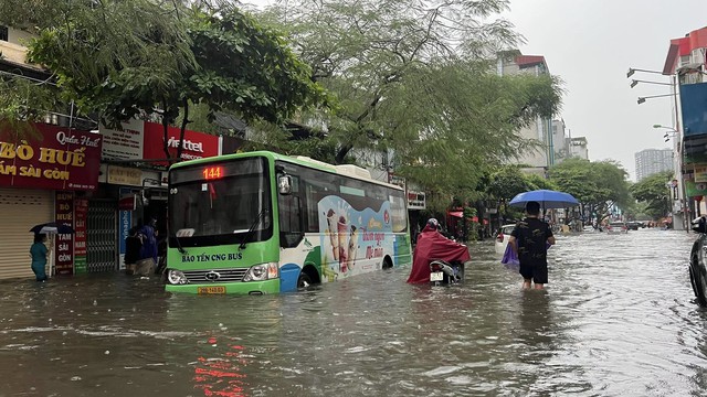 Hà Nội phát lệnh báo động lũ khẩn cấp, cảnh báo 65 điểm úng ngập ở nội thành- Ảnh 4.