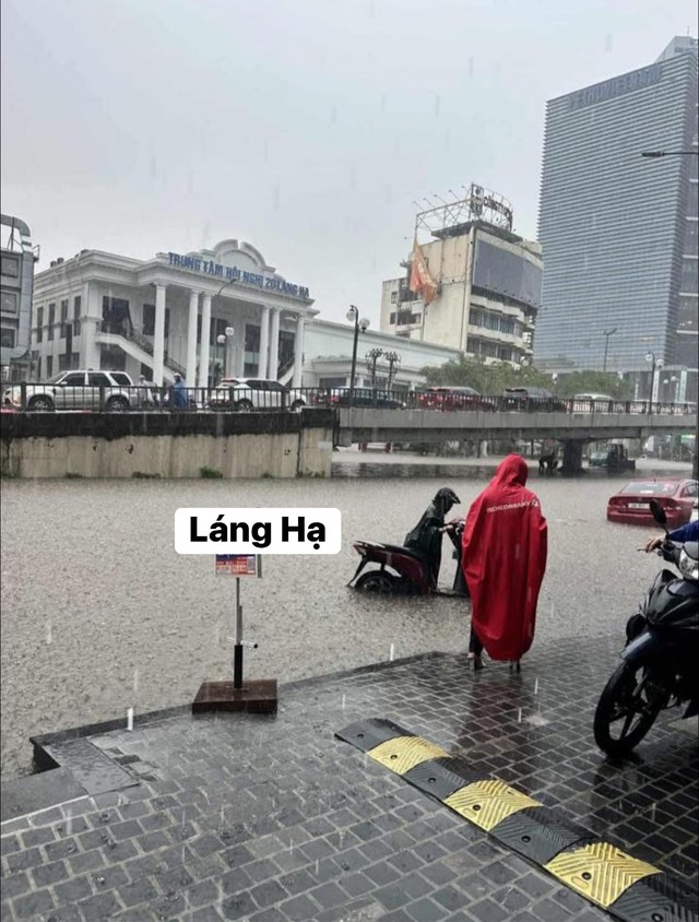 Clip khắp đường phố Hà Nội ngập như sông, nước ngang người, ô tô đang đi chết máy nổi lềnh bềnh- Ảnh 3.