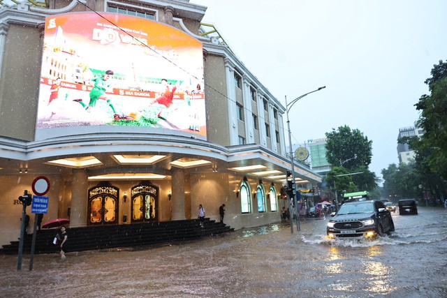 Clip khắp đường phố Hà Nội ngập như sông, nước ngang người, ô tô đang đi chết máy nổi lềnh bềnh- Ảnh 1.