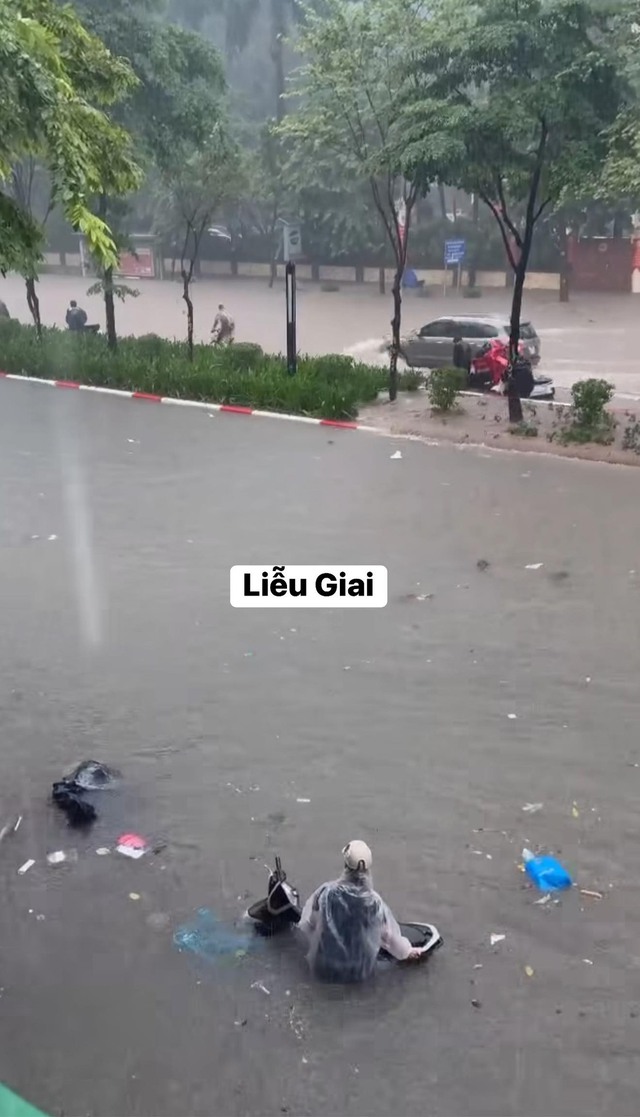 Clip khắp đường phố Hà Nội ngập như sông, nước ngang người, ô tô đang đi chết máy nổi lềnh bềnh- Ảnh 2.