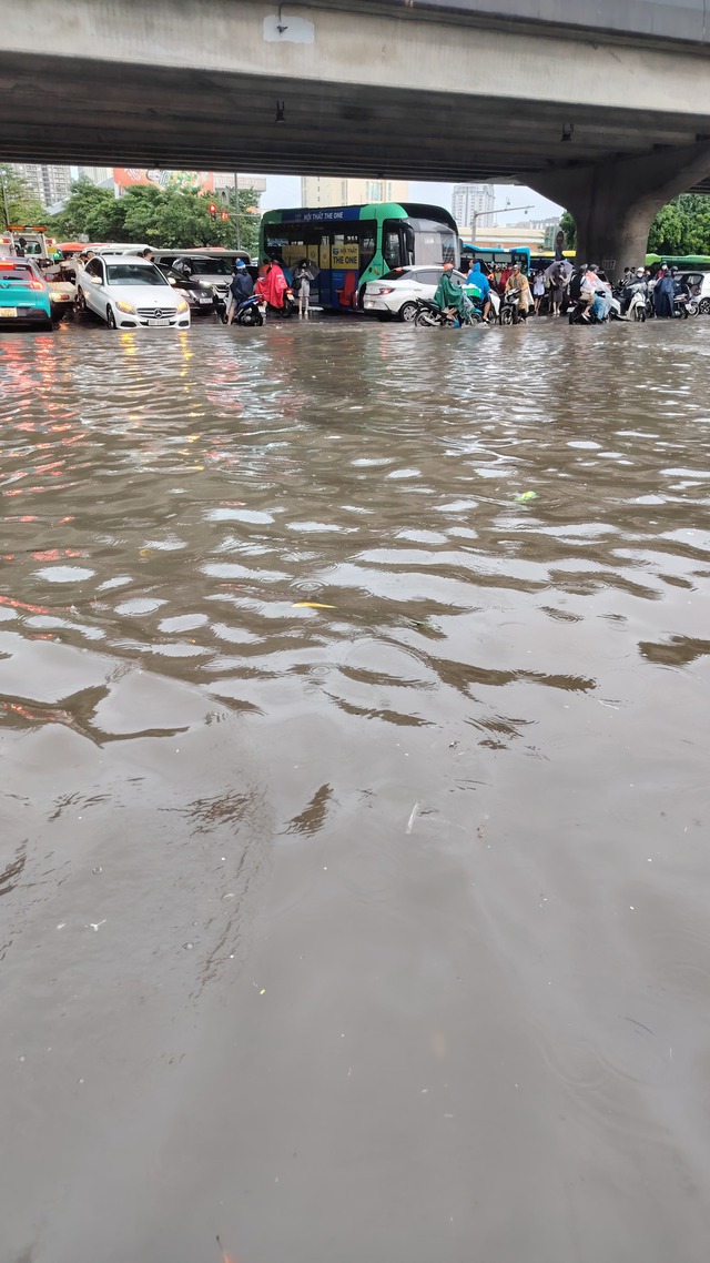 Clip khắp đường phố Hà Nội ngập như sông, nước ngang người, ô tô đang đi chết máy nổi lềnh bềnh- Ảnh 6.