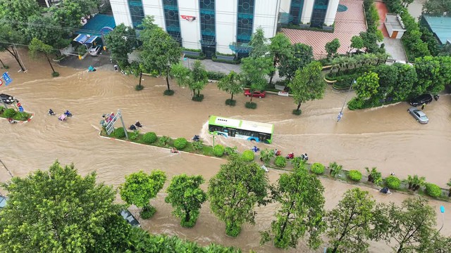 Clip khắp đường phố Hà Nội ngập như sông, nước ngang người, ô tô đang đi chết máy nổi lềnh bềnh- Ảnh 5.