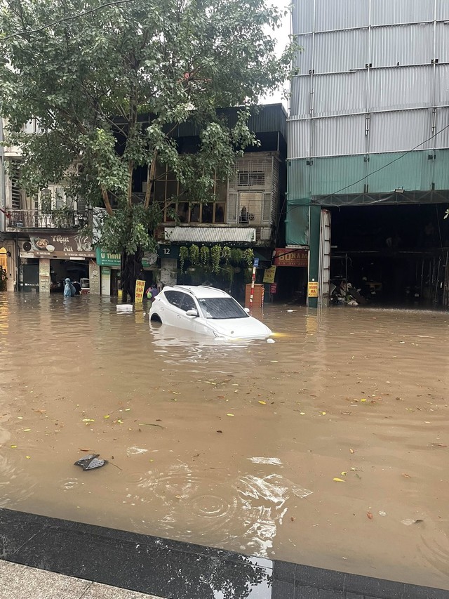 Hà Nội phát lệnh báo động lũ khẩn cấp, cảnh báo 65 điểm úng ngập ở nội thành- Ảnh 3. Hà Nội phát lệnh báo động lũ khẩn cấp, cảnh báo 65 điểm úng ngập ở nội thành- Ảnh 3.
