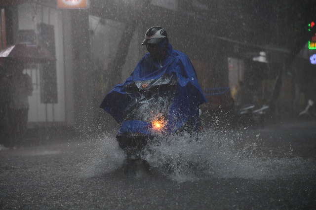 Giao thông Hà Nội hỗn loạn vì mưa ngập: Hàng loạt ô tô ngâm trong nước, người dân “bơi” về nhà- Ảnh 1. Giao thông Hà Nội hỗn loạn vì mưa ngập: Hàng loạt ô tô ngâm trong nước, người dân “bơi” về nhà- Ảnh 1.